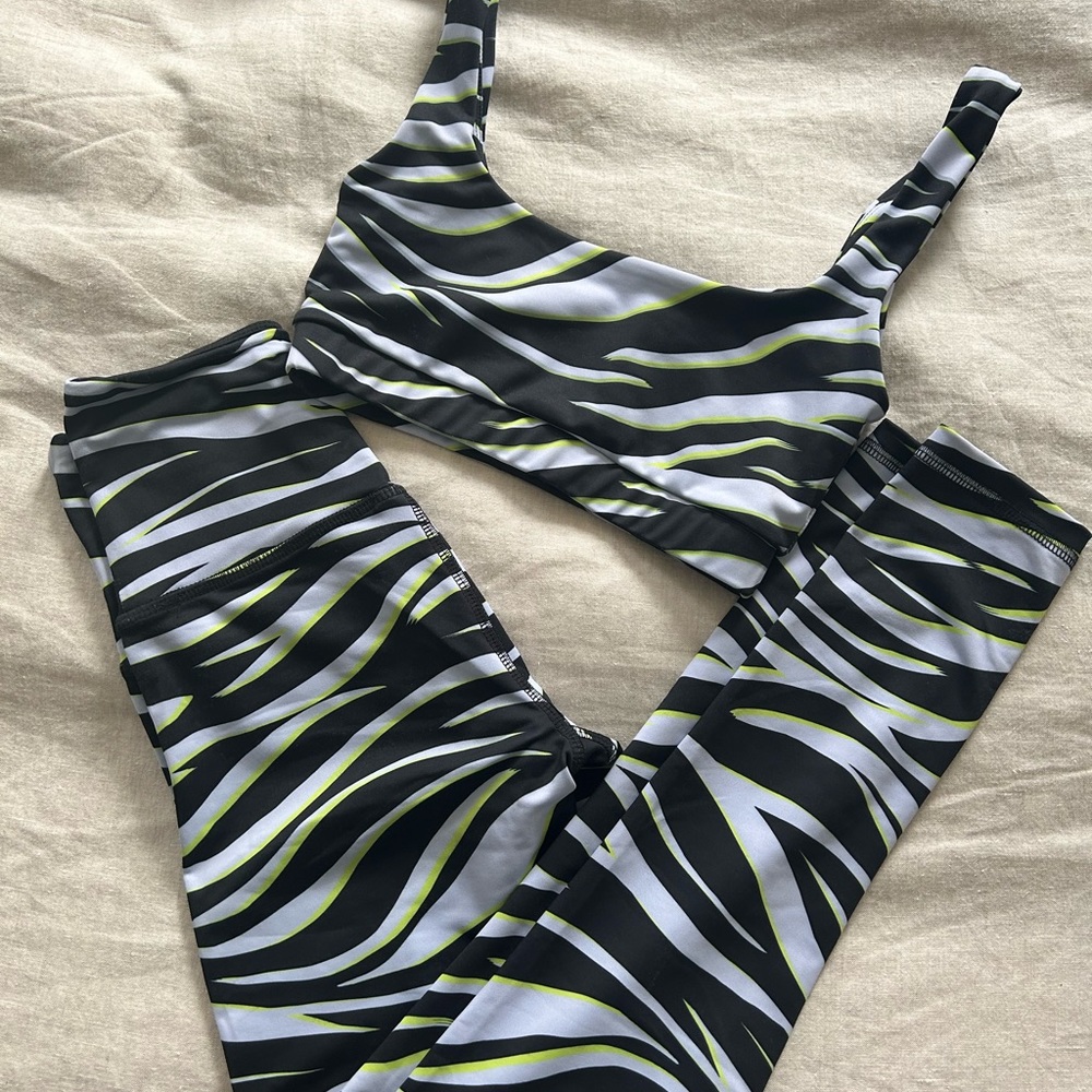 Strut This purple zebra set